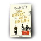 Buchtitel: "Er kenne Herrn Benz nicht, sagt Herr Daimler" von Ronald Reng. Unten historische Figuren mit Fahrzeug.