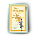 Text: „Im Warten sind wir wundervoll. Roman - Charlotte Inden. PIPER.” 
Farben: Orangene und grüne Umrahmung, schwarz-weißes Foto einer Frau.