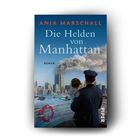 „Anja Marschall: Die Helden von Manhattan. Roman.“ Ein Polizist hält ein Kind, schaut auf die New Yorker Skyline.