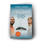„Vincent Goymann: Segeljungs. Zwei Freunde, drei Ozeane und null Ahnung.“ Zwei Männer vor einem Segelboot und Insel.