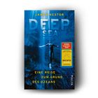 „Deep Sea“ von James Nestor. „Eine Reise zum Grund des Ozeans“. Taucher in blauem Wasser. SPIEGEL-Bestseller-Logo.