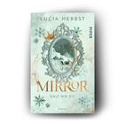 Oben steht "Lucia Herbst". Der Titel "Mirror: Kalt wie Eis" ist groß in der Mitte. Eine Krone und ein Spiegel zeigen winterliche Berge.