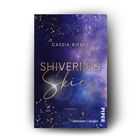 „SHIVERING Skies“ von Cassia Bieber. Roman. Dunkler Nachthimmel mit goldenen Sternen und lila-blauem Hintergrund.