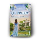 "GUT BRADOW. Jahreszeiten der Sehnsucht. Eine Frau im blauen Kleid steht in Blumenwiese vor einem Herrenhaus."