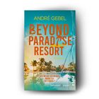 „BEYOND PARADISE RESORT“, oben „ANDRÉ GEBEL“, unten „WIE WERDE ICH MEINEN MANN LOS IN 5 TAGEN?“. Palmen und Wasser.