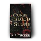 „A Curse of Blood & Stone“ von K.A. Tucker. Dekorative Rosen und verzierte dunkle Elemente.
