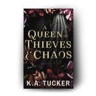„A Queen of Thieves & Chaos“ von K.A. Tucker. Dunkler Hintergrund mit Blumen und Federn.