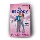 „Mr. Broody“ Roman von Piper Rayne. Illustration: Paar mit Eishockey-Ausrüstung, Chicago Falcons-Logo. Pinker Hintergrund.