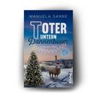 "Toter unterm Dannenboom. Nordsee-Krimi. Manuela Sanne." Winterliche Küstenszene mit Weihnachtsbaum und Schaf mit Mütze.
