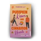 Buchtitel: "Pumpkin Kisses and Cinnamon Hearts". Illustration: Zwei Personen im Herbstlook, Kürbis und Blätter.