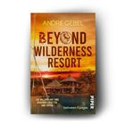 „BEYOND WILDERNESS RESORT“ mit Löwenkopf-Logo, unter Sonnenuntergang, afrikanische Hütten am Wasser, Baum im Hintergrund.