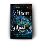 "Emma Noyes - Heart of Mischief. Roman. 'Sie wird ihn vernichten... selbst, wenn es ihr Herz kostet.'"

Fantastisches Schloss, umgeben von Bäumen.