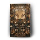 Ein Buchcover: "Das Buch, das dem Feuer widerstand" von Mark Lawrence. Eine fantasievolle Bibliothek in warmen Tönen.