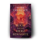 "MARK LAWRENCE, DAS BUCH DAS IHR HERZ BEWAHRTE." Intensive Farben, goldene und violette Töne, Rabenmotiv.