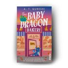 Buchtitel: "The Baby Dragon Bakery". Darunter ein kleiner blauer Drache vor einer Bäckerei mit rosa Fassade.