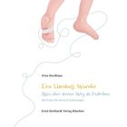 Alina Stockhaus, "Eine Handvoll Wunder: Alles über deinen Weg als Frühchen", Ernst Reinhardt Verlag München. Illustration zeigt Babyfüße mit einer Schnur.