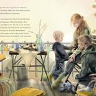 Kinderbuchtext über ein erwartetes Geschwisterkind. Eine Familie sitzt auf einem Balkon, fröhliche Szene in herbstlicher Umgebung.