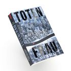 Text auf Buchcover: "Totenfrau", "Bernhard Aichner", "Thriller", "Die Rache". Schneebedeckte Waldlandschaft mit Straße.