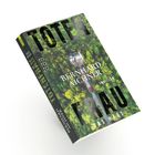 "Totenfrau" von Bernhard Aichner. Thriller. Titel über einer Drohnenaufnahme eines Waldgebiets mit Straße und Auto.