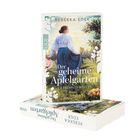 "Der geheime Apfelgarten: Getrennte Welten" von Rebekka Eder. Frau in blauem Kleid in Apfelgarten, trägt Strohhut.