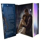 Textauszug: Eine fesselnde Erzählung von Schatten und Angst. Illustration: Ein Mann hält eine Frau liebevoll, beide wirken besorgt.