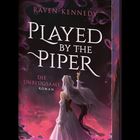"Played by the Piper" steht im Vordergrund. Eine Frau in einem fließenden Kleid hebt den Arm, umgeben von magischen Wirbeln.