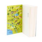 Ein Buch mit einer Illustration. Auf der Innenseite steht "Wilsgrave" mit einer gezeichneten Karte von Gebäuden und Natur.