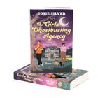 "The Girls Ghostbusting Agency: Crazy Spooky Love. Zwei Personen, ein Hund, ein Haus bei Nacht mit Mond und Baum."