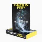 CAROLIN FREY, DAS KRÄHENZIMMER, Thriller. Ein Titelbild mit stürmischen Wellen und einem beleuchteten Fenster.