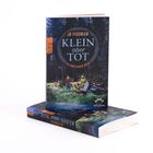 Buchtitel: "Klein aber Tot" von Jo Fischler, darunter "Ein Knuffingen-Krimi". Cover zeigt eine Waldszene mit Figuren.