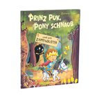 „Prinz Puk, Pony Schnaub und das Zappenduster“. Ein fröhlicher Prinz reitet auf einem Pony durch einen Wald.