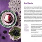 "Vanilleeis" steht oben. Links: Vanilleschoten, ein grüner Teller mit Eis und Beeren, daneben Häkeldekoration.