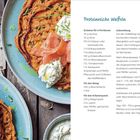 "Proteinreiche Waffeln" mit Zutatenliste, Zubereitung und Bild von Waffeln mit Lachs und Kräuterquark auf blauem Teller.