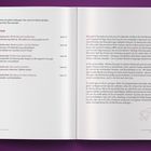 Zwei Seiten eines Buches. Links ein Inhaltsverzeichnis, rechts ein Beschreibungstext. Unten rechts ein Raketen-Symbol.