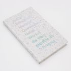 Buchcover mit Text in Regenbogenfarben: "Judith Schalansky Marmor Quecksilber Nebel Woraus die Welt gemacht ist Suhrkamp". Grau gefleckt.