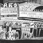 RKO. John Wayne, Susan Hayward in "The Conqueror". Menschen versammeln sich vor einem Kinoeingang.