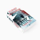 Auf dem Buchcover steht „Zoran Drvenkar“, „Mika“, „Thriller“, „Suhrkamp“. Ein Mann in Winterlandschaft.