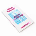 Text: "Michel Foucault, Was ist Aufklärung? Suhrkamp." 

Illustration: Eine blau-tönige Szene mit strahlenartigem Hintergrund.