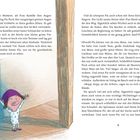 Textpassagen beschreiben Pia Puck, eine kleine, neugierige Figur mit grünen Augen und einer Vorliebe für Unfug. Sie trägt eine Latzhose, lebt als Hauswichtel im blauen Haus am See und redet oft mit sich selbst. Links unten befindet sich eine bunte Illustration von Pia in einem weißen Schlafanzug mit blauen Sternen und einer lila Mütze. Sie steht vor einer halb geöffneten, grünen, kleinen Tür und hebt die Arme freudig in die Luft.