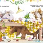 Text: „Sie besorgte ihnen einen Snack. Und weil die Ponys so toll mitgemacht hatten, bekamen sie alle ein Stückchen Kuchen.“ 

Illustration: Ponys und ein Kind feiern unter einem geschmückten Tisch.