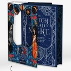 Das Cover eines Buches mit dem Titel "The Witch in the Head of Night". Unter einem Schutzumschlag mit Lochstanzung, verziert mit roten Rosen und Mondphasen.