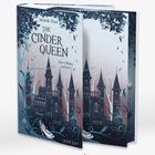 Buchtitel "The Cinder Queen", Untertitel "How Villains are born". Illustration: Ein dunkles Schloss umrahmt von blauen Zweigen.