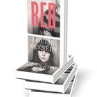 Oben steht "RED", darunter "LOUISE KENNEDY". Zu sehen sind Bücher mit einem schwarz-weißen Cover.