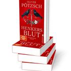 Cover des Buches "Henkers Blut" von Oliver Pötzsch mit zwei Raben und einem Schwert, roter Hintergrund. Stapel von vier Büchern.