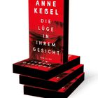 "Anne Keßel: Die Lüge in ihrem Gesicht. Thriller." Stapel roter Bücher mit langhaarigem Porträt.