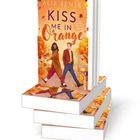 Text: "Alix Bente", "Kiss Me In Orange", "Eine herbstliche Small Town-Romance". Illustration: Paar im Herbst.