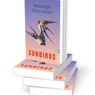 „Penelope Slocombe, Sunbirds, Roman“ steht auf Buchcover mit fliegenden Schwalben, vier Bücher übereinander.