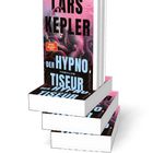Mehrere gestapelte Bücher; Umschlagtext: "Lars Kepler, Der Hypnotiseur, Thriller". Rosa Cover mit Oktopus-Illustration.