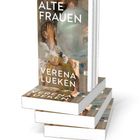 Aufgestapelte Bücher mit dem Titel "ALTE FRAUEN" von Verena Lueken, zeigen eine Person mit Händen über dem Gesicht.