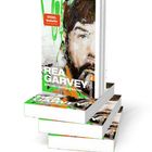 "SPIEGEL Bestseller", "REA GARVEY", "BEFORE I MET SUPERGIRL". Ein Stapel Bücher mit gemaltem Porträt auf dem Cover.